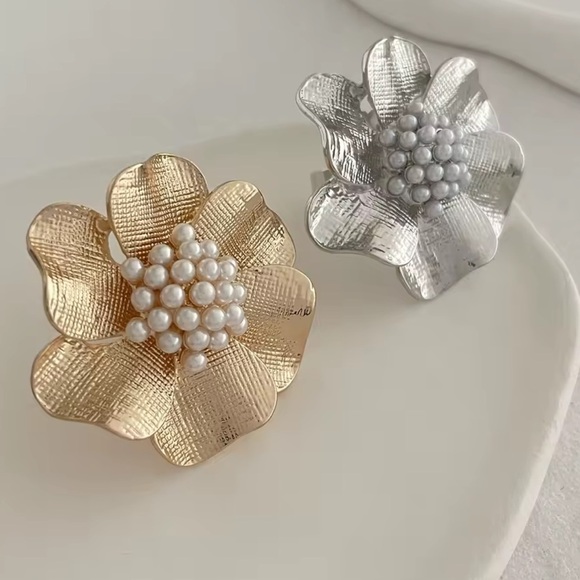 Anthropologie Flower Silver Pearl Adjustable Ring - Picture 7 of 8